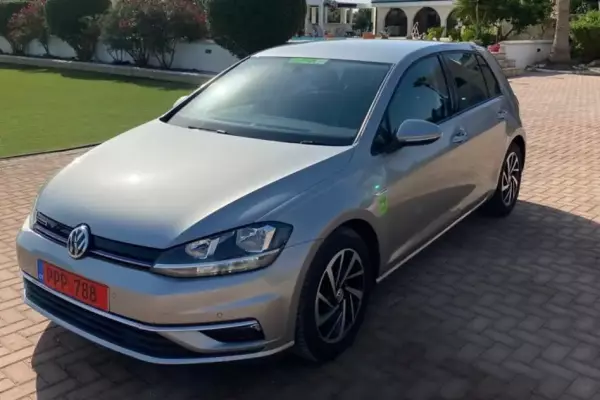 Volkswagen Golf &pi;&rho;&omicron;&sigmaf; &epsilon;&nu;&omicron;&iota;&kappa;ί&alpha;&sigma;&eta; &sigma;&tau;&eta;&nu; &Epsilon;&lambda;&lambda;ά&delta;&alpha;