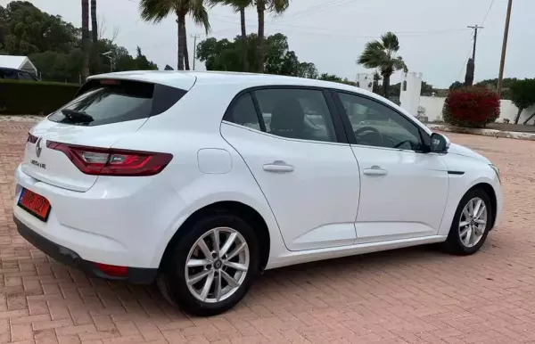 Renault Megane &pi;&rho;&omicron;&sigmaf; &epsilon;&nu;&omicron;&iota;&kappa;ί&alpha;&sigma;&eta; &sigma;&tau;&eta;&nu; &Epsilon;&pi;&iota;&sigma;&kappa;&omicron;&pi;ή