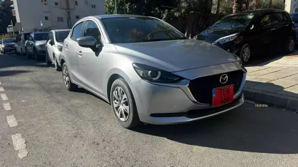 Mazda 2 &pi;&rho;&omicron;&sigmaf; &epsilon;&nu;&omicron;&iota;&kappa;ί&alpha;&sigma;&eta; &sigma;&tau;&eta;&nu; &Epsilon;&lambda;&lambda;ά&delta;&alpha;