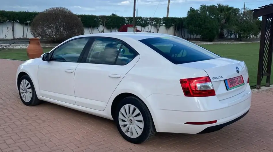 Skoda Octavia &pi;&rho;&omicron;&sigmaf; &epsilon;&nu;&omicron;&iota;&kappa;ί&alpha;&sigma;&eta; &sigma;&tau;&eta;&nu; &Epsilon;&pi;&iota;&sigma;&kappa;&omicron;&pi;ή