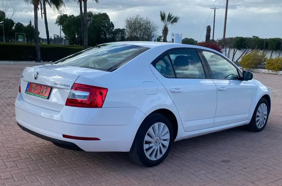 Skoda Octavia &pi;&rho;&omicron;&sigmaf; &epsilon;&nu;&omicron;&iota;&kappa;ί&alpha;&sigma;&eta; &sigma;&tau;&eta;&nu; &Epsilon;&pi;&iota;&sigma;&kappa;&omicron;&pi;ή