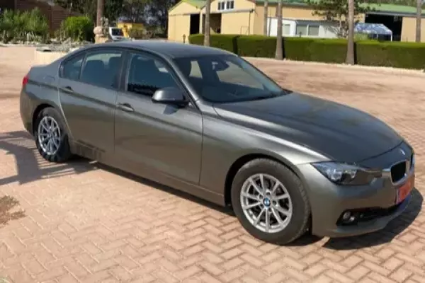 BMW 318d &pi;&rho;&omicron;&sigmaf; &epsilon;&nu;&omicron;&iota;&kappa;ί&alpha;&sigma;&eta; &sigma;&tau;&eta;&nu; &Epsilon;&lambda;&lambda;ά&delta;&alpha;