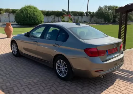 BMW 318d &pi;&rho;&omicron;&sigmaf; &epsilon;&nu;&omicron;&iota;&kappa;ί&alpha;&sigma;&eta; &sigma;&tau;&eta;&nu; &Epsilon;&lambda;&lambda;ά&delta;&alpha;