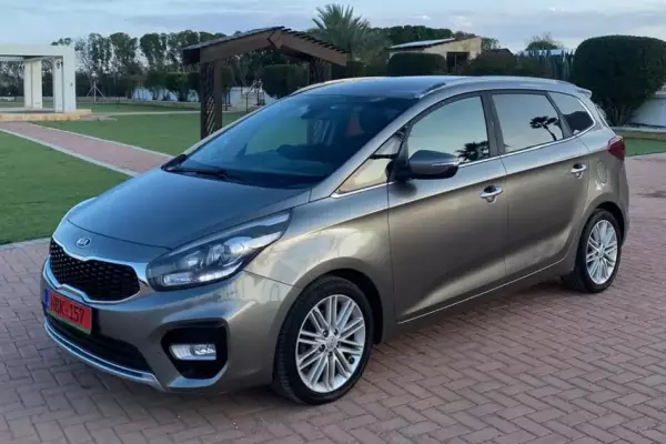 KIA Carens &pi;&rho;&omicron;&sigmaf; &epsilon;&nu;&omicron;&iota;&kappa;ί&alpha;&sigma;&eta; &sigma;&tau;&eta;&nu; &Epsilon;&lambda;&lambda;ά&delta;&alpha;