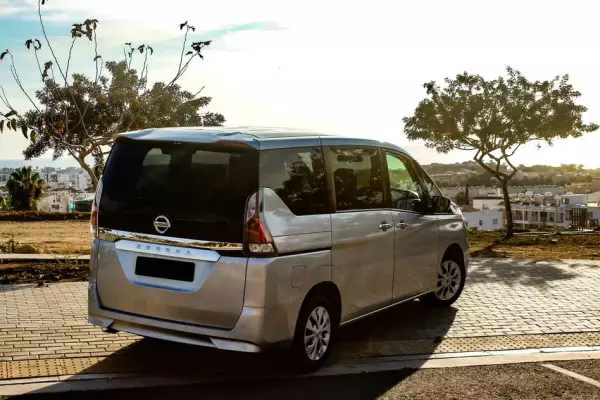 Nissan Serena &pi;&rho;&omicron;&sigmaf; &epsilon;&nu;&omicron;&iota;&kappa;ί&alpha;&sigma;&eta; &sigma;&tau;&eta;&nu; &Epsilon;&lambda;&lambda;ά&delta;&alpha;