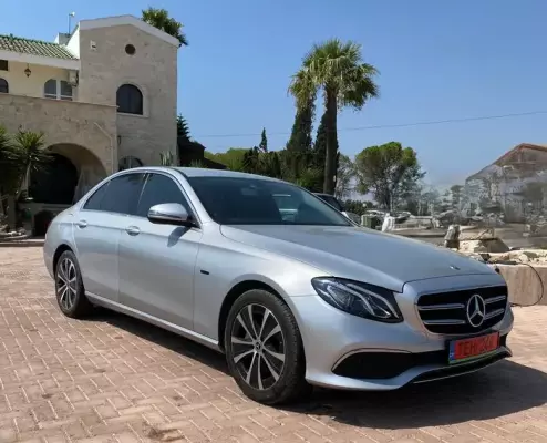 Mercedes E300 &pi;&rho;&omicron;&sigmaf; &epsilon;&nu;&omicron;&iota;&kappa;ί&alpha;&sigma;&eta; &sigma;&tau;&eta;&nu; &Epsilon;&lambda;&lambda;ά&delta;&alpha;