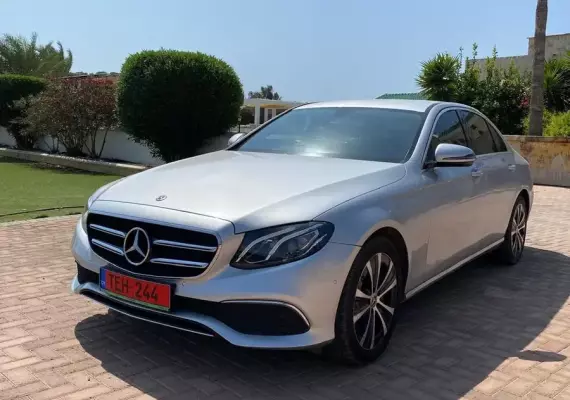 Mercedes E300 &pi;&rho;&omicron;&sigmaf; &epsilon;&nu;&omicron;&iota;&kappa;ί&alpha;&sigma;&eta; &sigma;&tau;&eta;&nu; &Epsilon;&lambda;&lambda;ά&delta;&alpha;