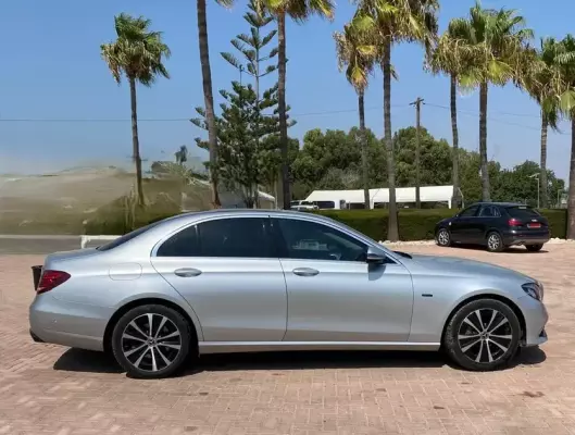 Mercedes E300 &pi;&rho;&omicron;&sigmaf; &epsilon;&nu;&omicron;&iota;&kappa;ί&alpha;&sigma;&eta; &sigma;&tau;&eta;&nu; &Epsilon;&lambda;&lambda;ά&delta;&alpha;