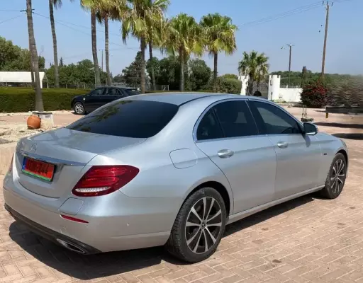 Mercedes E300 &pi;&rho;&omicron;&sigmaf; &epsilon;&nu;&omicron;&iota;&kappa;ί&alpha;&sigma;&eta; &sigma;&tau;&eta;&nu; &Epsilon;&lambda;&lambda;ά&delta;&alpha;