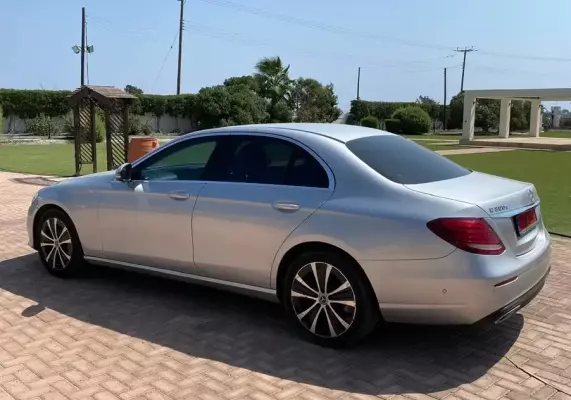Mercedes E300 &pi;&rho;&omicron;&sigmaf; &epsilon;&nu;&omicron;&iota;&kappa;ί&alpha;&sigma;&eta; &sigma;&tau;&eta;&nu; &Epsilon;&lambda;&lambda;ά&delta;&alpha;