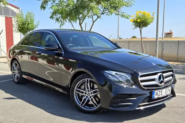 Mercedes E400 &pi;&rho;&omicron;&sigmaf; &epsilon;&nu;&omicron;&iota;&kappa;ί&alpha;&sigma;&eta; &sigma;&tau;&eta;&nu; &Epsilon;&lambda;&lambda;ά&delta;&alpha;