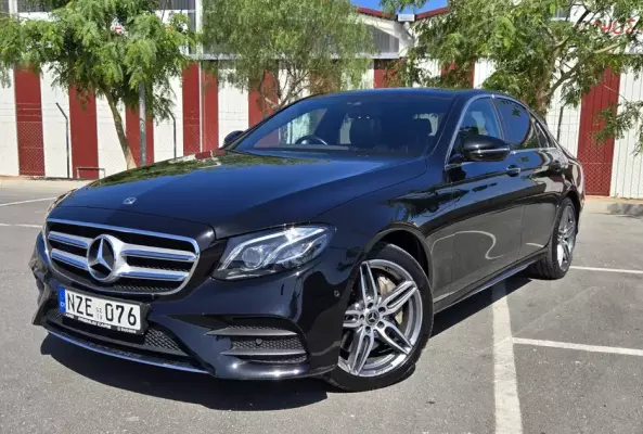 Mercedes E400 &pi;&rho;&omicron;&sigmaf; &epsilon;&nu;&omicron;&iota;&kappa;ί&alpha;&sigma;&eta; &sigma;&tau;&eta;&nu; &Epsilon;&lambda;&lambda;ά&delta;&alpha;