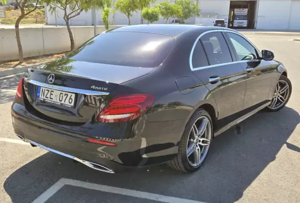 Mercedes E400 &pi;&rho;&omicron;&sigmaf; &epsilon;&nu;&omicron;&iota;&kappa;ί&alpha;&sigma;&eta; &sigma;&tau;&eta;&nu; &Epsilon;&lambda;&lambda;ά&delta;&alpha;