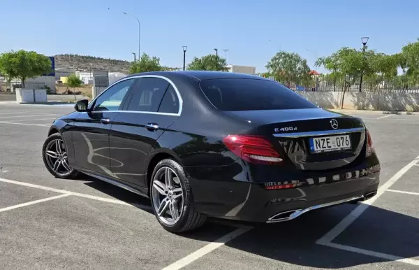 Mercedes E400 &pi;&rho;&omicron;&sigmaf; &epsilon;&nu;&omicron;&iota;&kappa;ί&alpha;&sigma;&eta; &sigma;&tau;&eta;&nu; &Epsilon;&lambda;&lambda;ά&delta;&alpha;