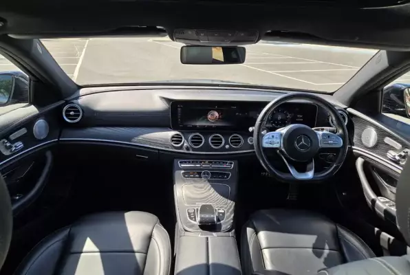 Mercedes E400 &pi;&rho;&omicron;&sigmaf; &epsilon;&nu;&omicron;&iota;&kappa;ί&alpha;&sigma;&eta; &sigma;&tau;&eta;&nu; &Epsilon;&lambda;&lambda;ά&delta;&alpha;