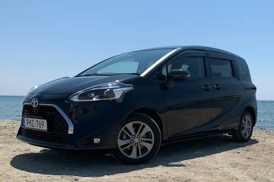 Toyota Sienta &pi;&rho;&omicron;&sigmaf; &epsilon;&nu;&omicron;&iota;&kappa;ί&alpha;&sigma;&eta; &sigma;&tau;&eta;&nu; &Epsilon;&lambda;&lambda;ά&delta;&alpha;