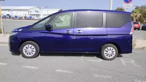 Nissan Serena &pi;&rho;&omicron;&sigmaf; &epsilon;&nu;&omicron;&iota;&kappa;ί&alpha;&sigma;&eta; &sigma;&tau;&eta;&nu; &Epsilon;&lambda;&lambda;ά&delta;&alpha;