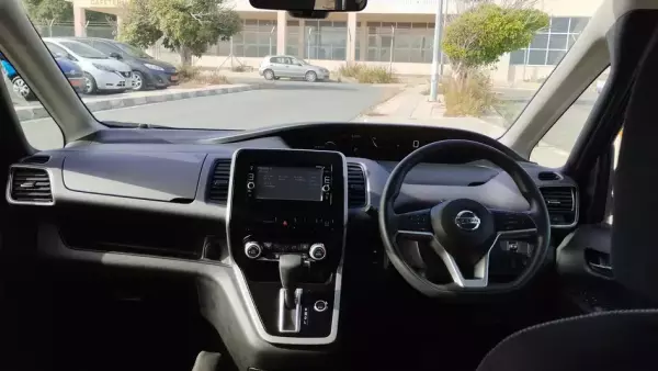 Nissan Serena &pi;&rho;&omicron;&sigmaf; &epsilon;&nu;&omicron;&iota;&kappa;ί&alpha;&sigma;&eta; &sigma;&tau;&eta;&nu; &Epsilon;&lambda;&lambda;ά&delta;&alpha;