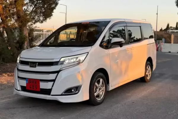 Toyota Noah &pi;&rho;&omicron;&sigmaf; &epsilon;&nu;&omicron;&iota;&kappa;ί&alpha;&sigma;&eta; &sigma;&tau;&eta;&nu; &Epsilon;&lambda;&lambda;ά&delta;&alpha;