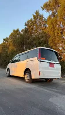 Toyota Noah &pi;&rho;&omicron;&sigmaf; &epsilon;&nu;&omicron;&iota;&kappa;ί&alpha;&sigma;&eta; &sigma;&tau;&eta;&nu; &Epsilon;&lambda;&lambda;ά&delta;&alpha;