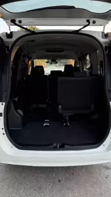 Toyota Noah &pi;&rho;&omicron;&sigmaf; &epsilon;&nu;&omicron;&iota;&kappa;ί&alpha;&sigma;&eta; &sigma;&tau;&eta;&nu; &Epsilon;&lambda;&lambda;ά&delta;&alpha;