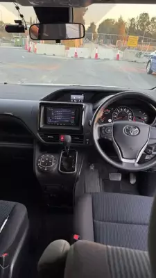 Toyota Noah &pi;&rho;&omicron;&sigmaf; &epsilon;&nu;&omicron;&iota;&kappa;ί&alpha;&sigma;&eta; &sigma;&tau;&eta;&nu; &Epsilon;&lambda;&lambda;ά&delta;&alpha;