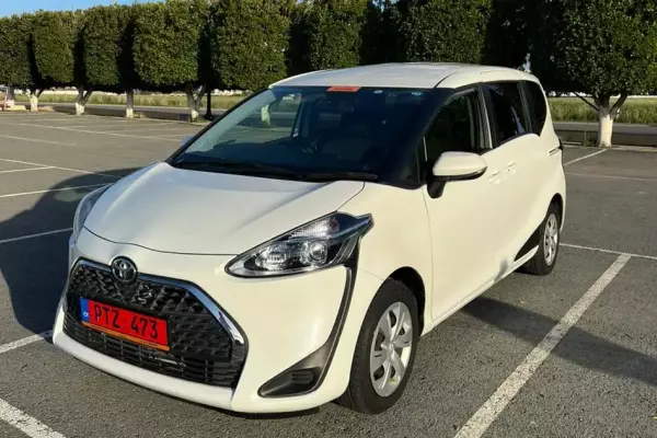 Toyota Sienta &pi;&rho;&omicron;&sigmaf; &epsilon;&nu;&omicron;&iota;&kappa;ί&alpha;&sigma;&eta; &sigma;&tau;&eta;&nu; &Epsilon;&lambda;&lambda;ά&delta;&alpha;