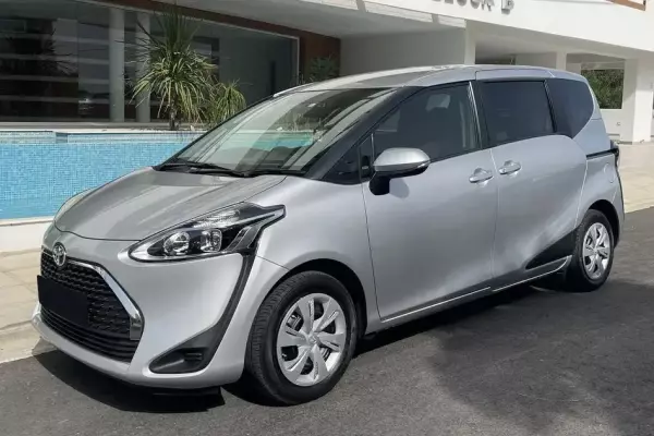Toyota Sienta &pi;&rho;&omicron;&sigmaf; &epsilon;&nu;&omicron;&iota;&kappa;ί&alpha;&sigma;&eta; &sigma;&tau;&eta;&nu; &Epsilon;&lambda;&lambda;ά&delta;&alpha;