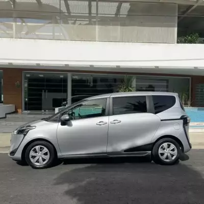 Toyota Sienta &pi;&rho;&omicron;&sigmaf; &epsilon;&nu;&omicron;&iota;&kappa;ί&alpha;&sigma;&eta; &sigma;&tau;&eta;&nu; &Epsilon;&lambda;&lambda;ά&delta;&alpha;