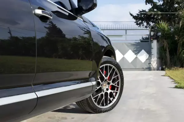 Porsche Cayenne &pi;&rho;&omicron;&sigmaf; &epsilon;&nu;&omicron;&iota;&kappa;ί&alpha;&sigma;&eta; &sigma;&tau;&eta;&nu; &Epsilon;&lambda;&lambda;ά&delta;&alpha;