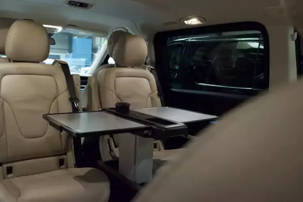 Mercedes V Class &pi;&rho;&omicron;&sigmaf; &epsilon;&nu;&omicron;&iota;&kappa;ί&alpha;&sigma;&eta; &sigma;&tau;&eta; &Gamma;&lambda;&upsilon;&phi;ά&delta;&alpha;