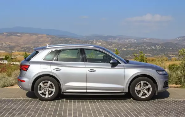 Audi Q5 &pi;&rho;&omicron;&sigmaf; &epsilon;&nu;&omicron;&iota;&kappa;ί&alpha;&sigma;&eta; &sigma;&tau;&eta;&nu; &Epsilon;&lambda;&lambda;ά&delta;&alpha;