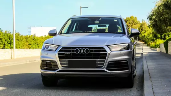 Audi Q5 &pi;&rho;&omicron;&sigmaf; &epsilon;&nu;&omicron;&iota;&kappa;ί&alpha;&sigma;&eta; &sigma;&tau;&eta;&nu; &Epsilon;&lambda;&lambda;ά&delta;&alpha;