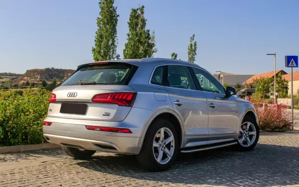 Audi Q5 &pi;&rho;&omicron;&sigmaf; &epsilon;&nu;&omicron;&iota;&kappa;ί&alpha;&sigma;&eta; &sigma;&tau;&eta;&nu; &Epsilon;&lambda;&lambda;ά&delta;&alpha;