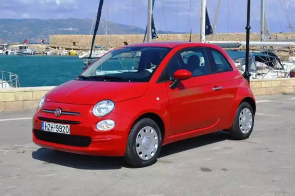 Fiat 500 &pi;&rho;&omicron;&sigmaf; &epsilon;&nu;&omicron;&iota;&kappa;ί&alpha;&sigma;&eta; &sigma;&tau;&eta;&nu; &Epsilon;&lambda;&omicron;ύ&nu;&tau;&alpha;