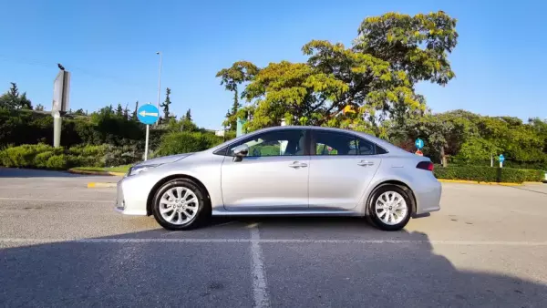 Toyota Corolla &pi;&rho;&omicron;&sigmaf; &epsilon;&nu;&omicron;&iota;&kappa;ί&alpha;&sigma;&eta; &sigma;&tau;&eta;&nu; &Epsilon;&lambda;&lambda;ά&delta;&alpha;
