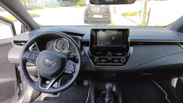 Toyota Corolla &pi;&rho;&omicron;&sigmaf; &epsilon;&nu;&omicron;&iota;&kappa;ί&alpha;&sigma;&eta; &sigma;&tau;&eta;&nu; &Kappa;&alpha;&lambda;&lambda;&iota;&theta;έ&alpha;