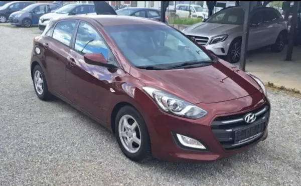 Hyundai i30 &pi;&rho;&omicron;&sigmaf; &epsilon;&nu;&omicron;&iota;&kappa;ί&alpha;&sigma;&eta; &sigma;&tau;&eta;&nu; &Epsilon;&lambda;&lambda;ά&delta;&alpha;